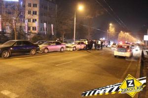 Пьяный водитель BMW X5 "собрал" автомобили на светофоре 