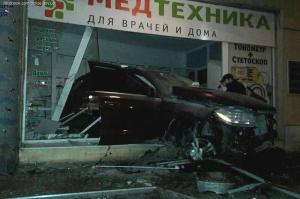 В Одессе пьяный водитель на Mercedes МL-Class влетел в магазин