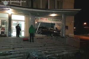 В Одессе пьяный водитель на Mercedes МL-Class влетел в магазин 