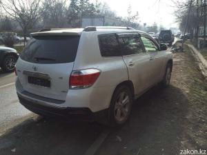 В Алматы водитель Toyota уворачиваясь от подрезавшей его машины совершил ДТП 