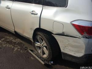 В Алматы водитель Toyota уворачиваясь от подрезавшей его машины совершил ДТП 