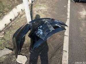 В Алматы водитель Toyota уворачиваясь от подрезавшей его машины совершил ДТП 