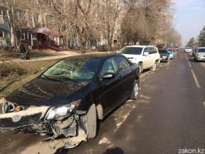 В Алматы водитель Toyota уворачиваясь от подрезавшей его машины совершил ДТП 