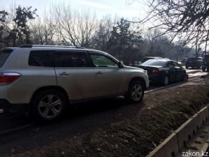 В Алматы водитель Toyota уворачиваясь от подрезавшей его машины совершил ДТП 