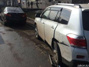 В Алматы водитель Toyota уворачиваясь от подрезавшей его машины совершил ДТП 