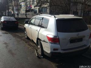 В Алматы водитель Toyota уворачиваясь от подрезавшей его машины совершил ДТП 