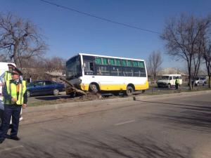 Автобус с 20 пассажирами врезался в дерево в Шымкенте