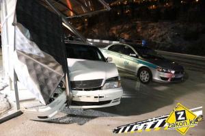 На Медео водитель Nissan Maxima врезался в автобусную остановку