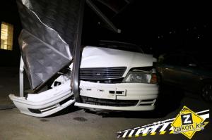 На Медео водитель Nissan Maxima врезался в автобусную остановку