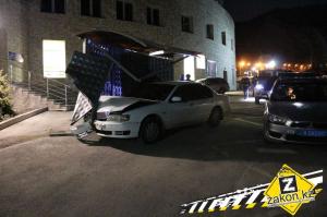 На Медео водитель Nissan Maxima врезался в автобусную остановку