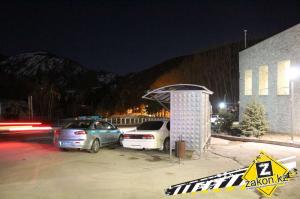 На Медео водитель Nissan Maxima врезался в автобусную остановку