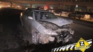 В Алматы водитель Toyota Camry снес разделительное ограждение