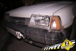В Алматы водитель Toyota Camry снес разделительное ограждение