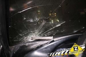 В Алматы водитель Toyota Camry снес разделительное ограждение