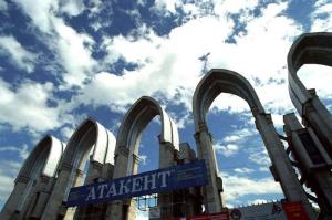 Перед входом в "Атакент" в Алматы запретят парковку авто