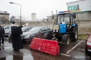 В Гомеле епископ освятил гаишников, машины ДПС и эвакуатор