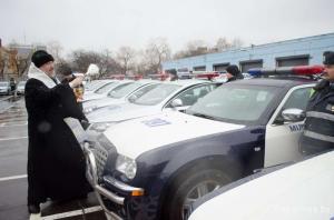 В Гомеле епископ освятил гаишников, машины ДПС и эвакуатор
