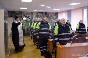 В Гомеле епископ освятил гаишников, машины ДПС и эвакуатор
