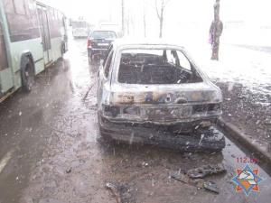 В Минске на улице Есенина подожгли Ford Sierra 