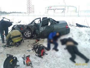 На трассе Стрежевой — Нижневартовск лоб в лоб столкнулись Hummer и Lada 