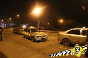 В Алматы водитель Mitsubishi смял заднюю часть машины такси