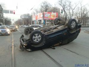В Алматы в результате ДТП перевернулся внедорожник