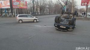 В Алматы в результате ДТП перевернулся внедорожник 