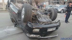 В Алматы в результате ДТП перевернулся внедорожник 