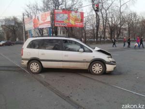 В Алматы в результате ДТП перевернулся внедорожник 