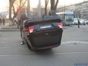 В Алматы в результате ДТП перевернулся внедорожник 