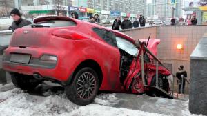 В Москве автомобиль въехал в подземный переход после ДТП 