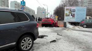 В Москве автомобиль въехал в подземный переход после ДТП 