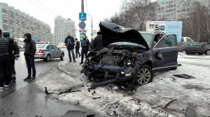 В Москве автомобиль въехал в подземный переход после ДТП 
