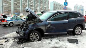 В Москве автомобиль въехал в подземный переход после ДТП 