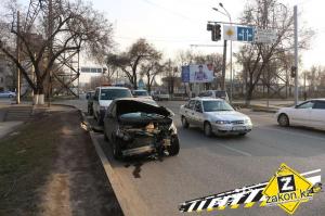 В Алматы в результате ДТП карета скорой помощи опрокинулась на бок