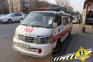 В Алматы в результате ДТП карета скорой помощи опрокинулась на бок