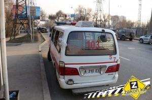 В Алматы в результате ДТП карета скорой помощи опрокинулась на бок
