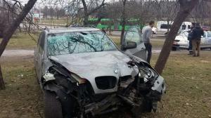 В Минске пьяный водитель BMW X5 снес несколько пролетов дорожного ограждения и повредил 4 дерева