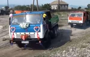 В свадебном кортеже только КАМАЗы