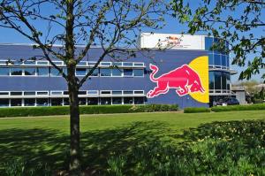 Red Bull Racing и Hexagon продлили сотрудничество