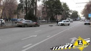 В Алматы два попутных автомобиля столкнулись лоб в лоб