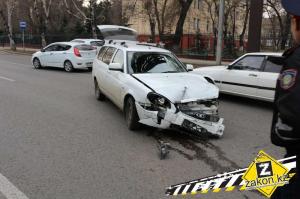 В Алматы два попутных автомобиля столкнулись лоб в лоб
