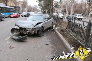 В Алматы два попутных автомобиля столкнулись лоб в лоб