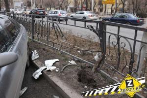 В Алматы два попутных автомобиля столкнулись лоб в лоб