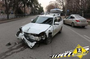 В Алматы два попутных автомобиля столкнулись лоб в лоб