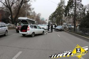 В Алматы два попутных автомобиля столкнулись лоб в лоб