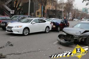 В Алматы два попутных автомобиля столкнулись лоб в лоб