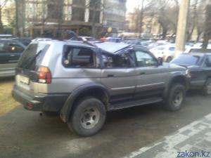 В Алматы на припаркованную машину упало дерево