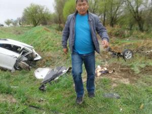 Машину разорвало пополам о столб в Шымкенте 