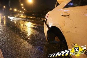В Алматы водитель Toyota протаранил разделительное ограждение, превратив машину в хлам